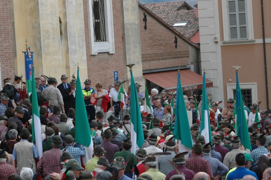 In Piazza Carducci, ammassamento dei 46 Gruppi coi tricolori 